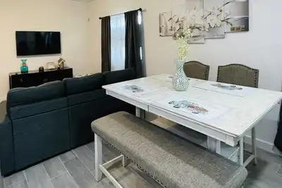Image de New & Modern 2b\/2b Apartment \nCentrally located