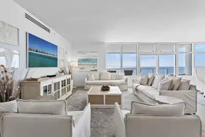 Image de 1900 Ninety Eight 802 - Luxe Gulf-Front Condo, Rooftop Pool, Hot Tub, Fitness!