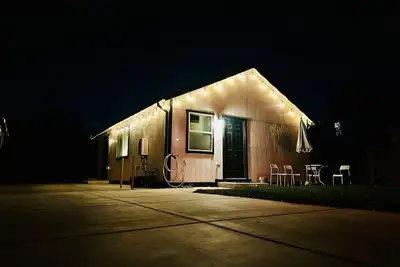 Image de Entire House in Quiet, Established Family Neighborhood. Welcome weary travelers!