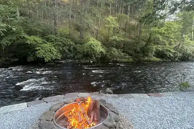 Image de Cozy Poconos retreat directly on Bushkill Creek w/ firepit & wood pellet stove!