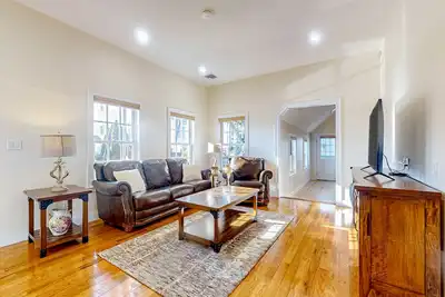 Image de Centrally located charmer with expansive patio, board games, & central Ac