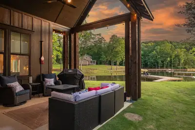 Image de Family friendly Lakehouse- private dock, kayaks & Sup board. Neighborhood pool!