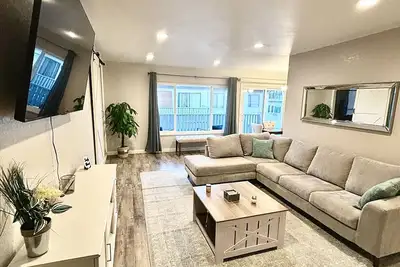 Image de Home Away From - 2 Bed Condo