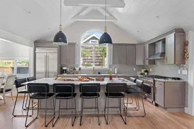 Image de Heated Saltwater Pool 5br 3Bth Chef's Kitchen Huge Island seats 10, Lr, Dr +Den