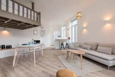 Image de Studio spacieux et lumineux dans le centre.