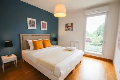 Image de Appartement avec balcon parking et ascenseur.