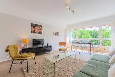 Image de Spacieux appartement 3 chambres & parking privé!