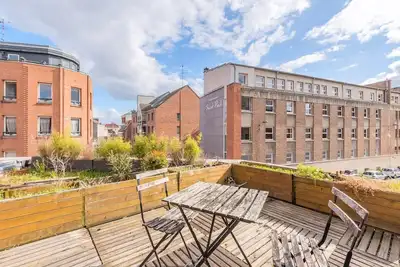 Image de Appartement lumineux avec rooftop et garage privé.