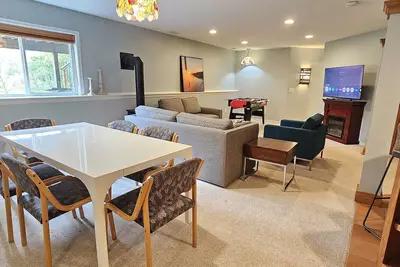 Image de Spacious lower level of single family home with private entrance and great yard