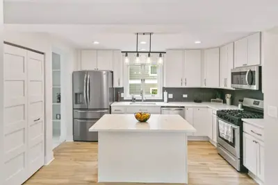 Image de Amazing home in Dt Libertyville - Near Naval Base!
