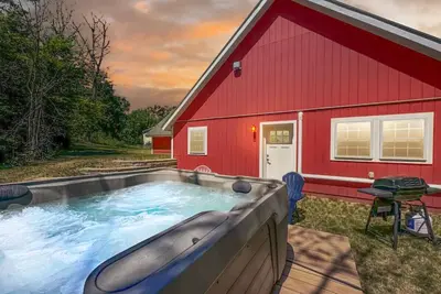 Image de White Mountain Dream Cabin | 4 Acres + Hot Tub