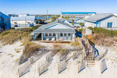 Image de The Turtle's Nest- Oceanfront Cottage - Hot Tub - Dog Friendly