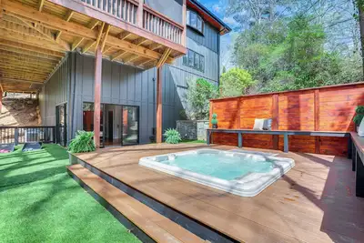Image de Mid-Century Modern Luxe Retreat w/ Hot Tub & Decks