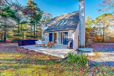 Image de Charming home with private hot tub, firepit, deck, grill, outdoor shower, Ac