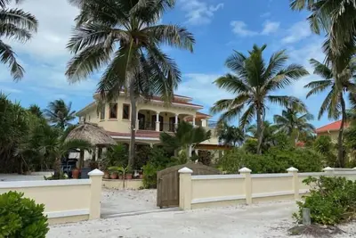 Image de 7 Bedroom Oceanfront Beach Villa with Private Pool