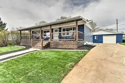 Image de Modern Great Falls Gem: Luxurious 4-Bedroom Designer Ranch Style Home with Hot Tub | Wrecked & Refined