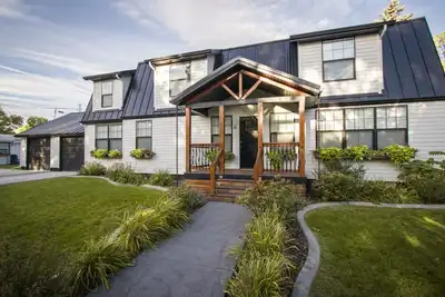 Image de Opulent Great Falls 5-Bedroom Luxe Retreat with Hot Tub and Exquisite Finishes