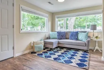 Image de Designer Cottage by Wrecked & Refined | Walk to Downtown & Missouri River