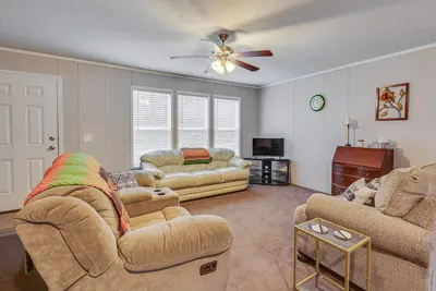 Image de Pet-Friendly Home ~ 10 Mi to Hocking Hills!