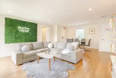 Image de Luxury 2bd Oceanfront Condo + Private Parking, 2 Minute Walk to the Beach!