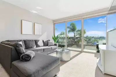 Image de Pool View Modern 3 Bdrm Apt