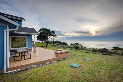 Image de The Lighthouse: 3 Acre Port Orford Oceanfront Home