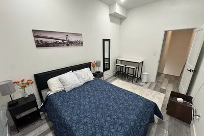 Spacious Apt \\ Sleeps 3