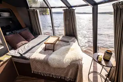 Wonderful Aurora hut with a comfort feeling on the lake
