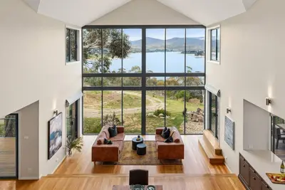 Image de Lake View Retreat is your very own lakeside sanctuary