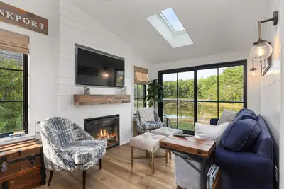 Image de Charming Designer Cottage on Marsh