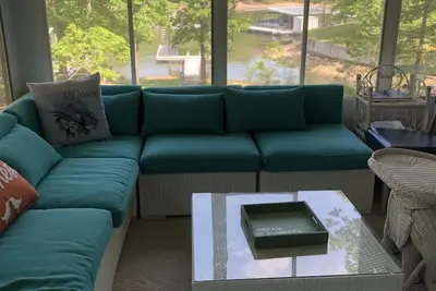 Image de The Bluebird. Cozy cottage on the lake, tucked away from the main channel.