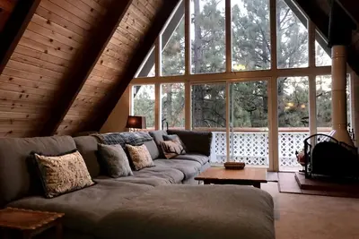 Image de Cozy A-frame Cabin getaway. . . . . December weekends available! \n\n
