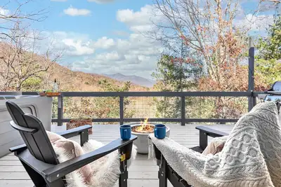 Image de Brand New Luxe Retreat + Hot Tub