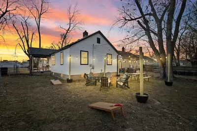 Image de Urban Oasis: A Charming Downtown Retreat with Game Room, Firepit and Yard Games
