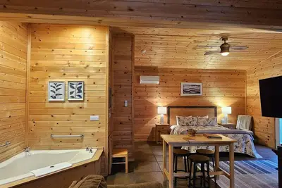 Image de Honey Bear Haven 3, Natural Setting, King Bed, 2 Person Jetted Tub, Full Kitchen, Wifi, Tv With Dvr
