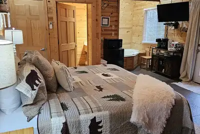 Image de Honey Bear Haven Suite 5, King Bed & Sofa Bed, jetted tub, separate bathroom with walk-in shower