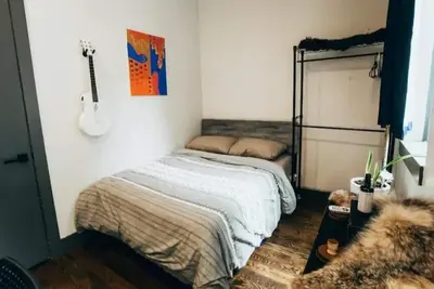 Image de Fabulous 4 Bdrm Duplex with a Backyard