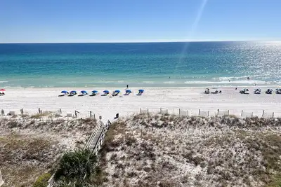 Image de Renovated oceanfront penthouse condo - direct beach access!