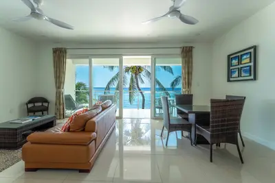 Image de Stunning Ocean Front Sea Palm Villa #8