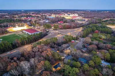 Image de Hillside Ranch Patio with Bbq Grill Walking Distance to Campus & Square.
