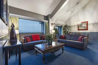 Image de Top-of-the-Town King Suite at Thousand Hills Resort Hotel