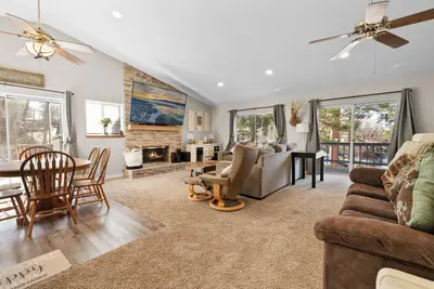 Image de Bear Hideaway - Hot Tub, Deck, Forest Views, Fenced Yard
