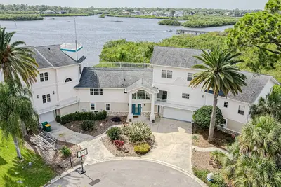 Image de Luxurious waterfront estate with dock, pool, firepit, game room & great views