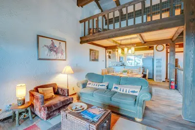 Image de 1 Mi to Stagecoach Lift! Homey Tahoe Townhome