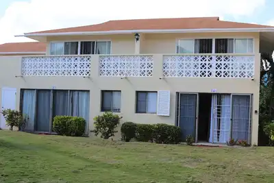 Image de Cozy Romantic Bungalow — 3 min walk to the beach, in front of the golf course!