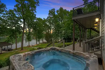 Image de Ruby Arrival by SoCharm | Luxury on Lake Norman
