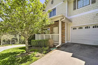Image de Lilly's Mountain Escape - 3 Bedroom with a relaxing hot tub and walking distance to downtown.