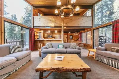 Image de Pinecone Paradise Chalet-Dog Friendly Walk to Lake