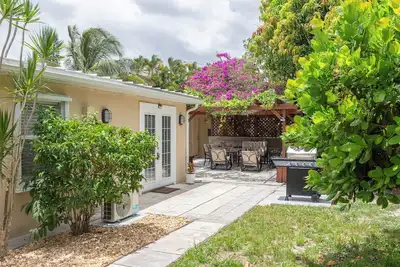 Image de Tropical Vibes! Spacious 5bd/3ba, Bbq, Parking & more -10 min to Best Locations