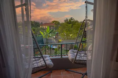 Image de Paradise town with ocean pool, mountains, waterfalls, surfing, shops and bars.